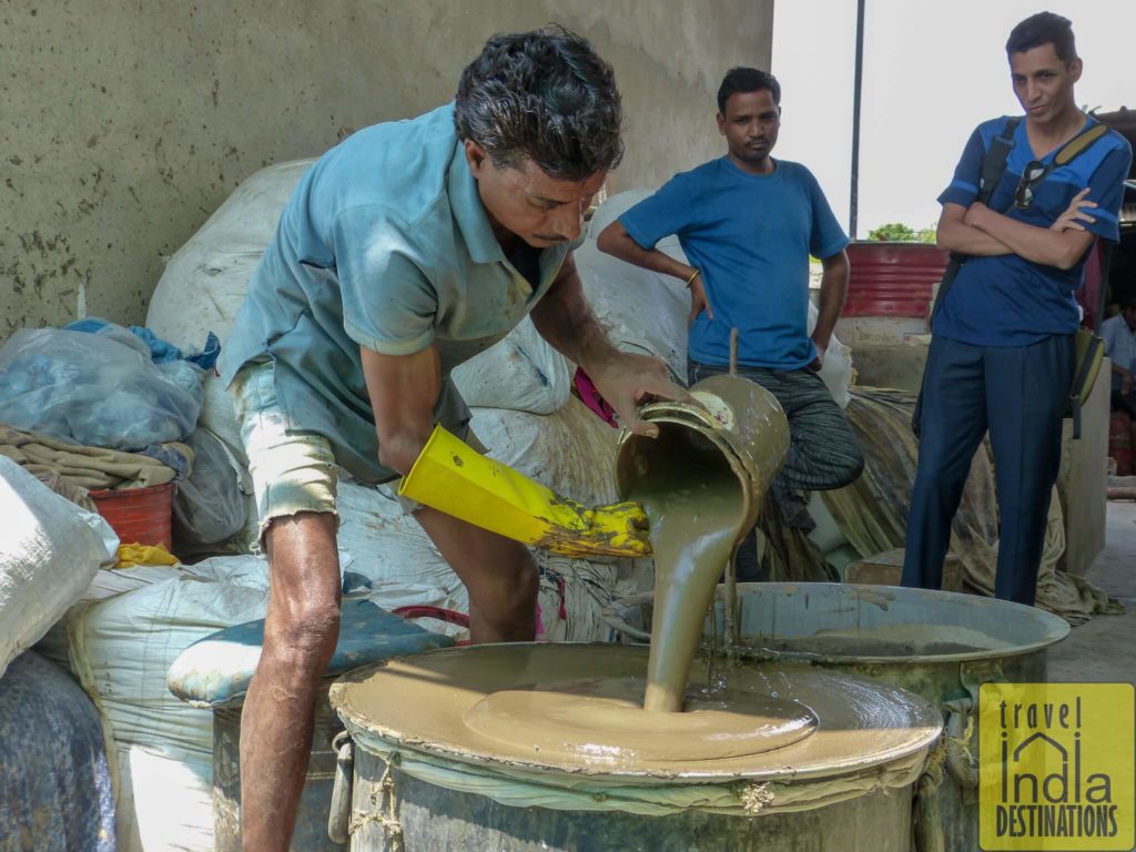 The worker pouring special mud for daboo printing
