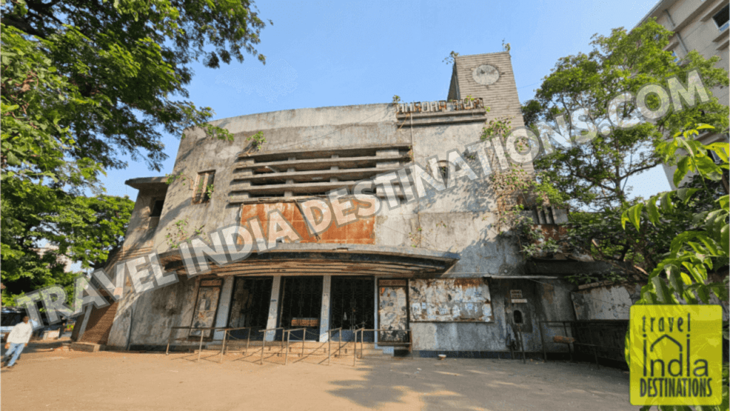 Exterior shot of the defunct Aurora Talkies in Matunga, Mumbai near King Circle.
