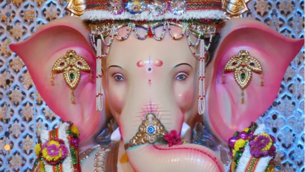 Close-up of Andheri Cha Raja’s face featuring calm expression and intricate crown detailing, one of the popular Ganesh pandals in Mumbai