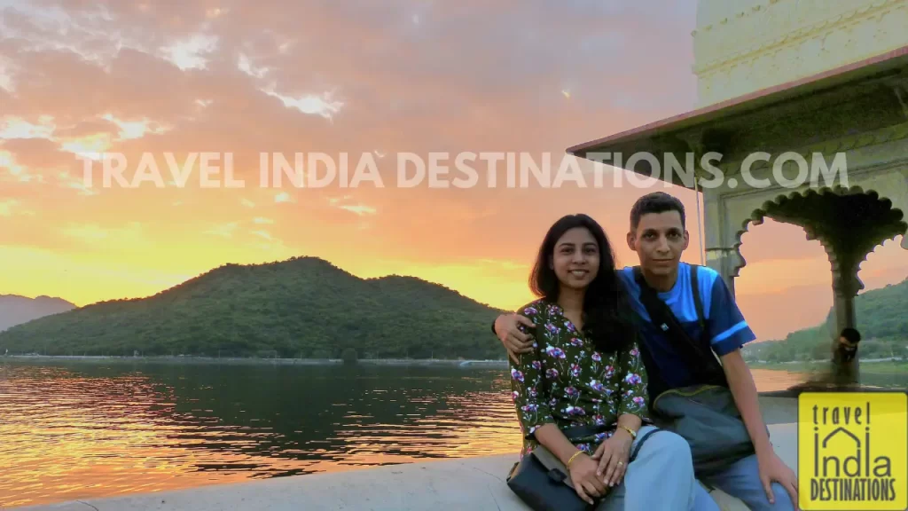 A couple enjoying sunset at Fateh Sagar Lake in Udaipur, one of the easy to reach honeymoon destinations in India.