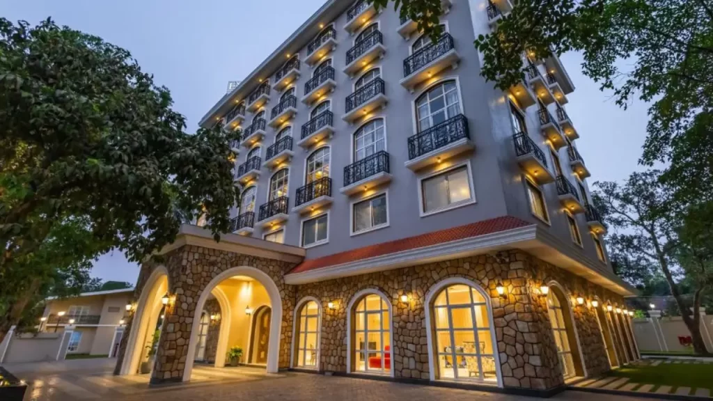 Front view of Enrise by Sayaji Lonavala during evening hours, one of the best hotels in Lonavala with modern comforts.