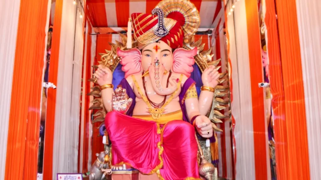 Eco-friendly Ganesh idol at Girgaon Cha Raja with traditional Maharashtrian pheta (turban)
