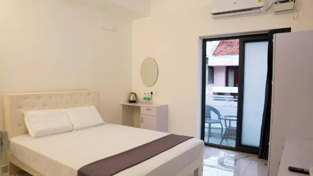 A simpler white interior at La Maison du Bonheur, a budget homestay in Pondicherry.