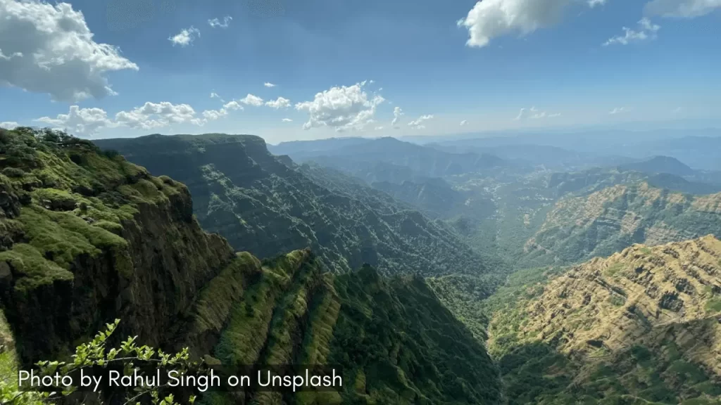 A scenic mountain view in Mahabaleshwar, one of the best hill stations in Maharashtra during monsoon season.