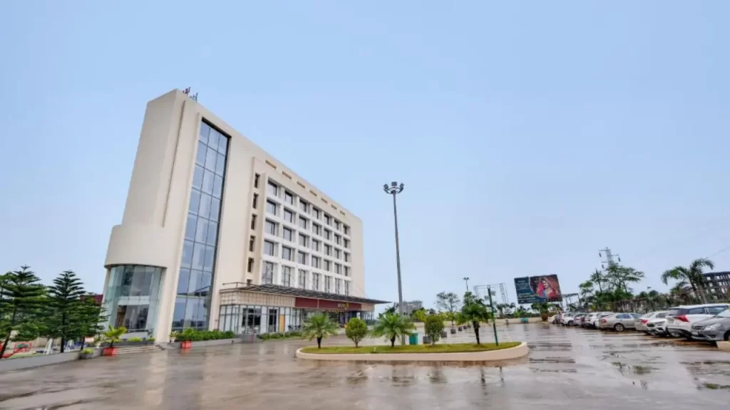 Rakabi The Fern Igatpuri with building front and parking area, one of the best overall hotels in Igatpuri.