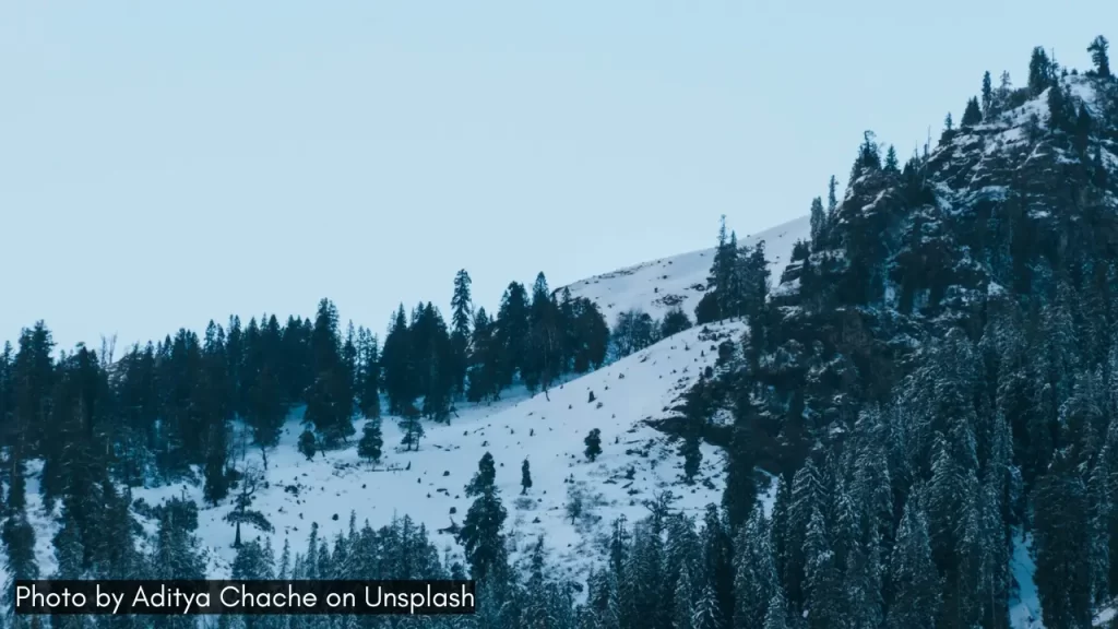 Snowy hill in Manali, Himachal Pradesh, one of the best places to visit in March in India, offering stunning winter views