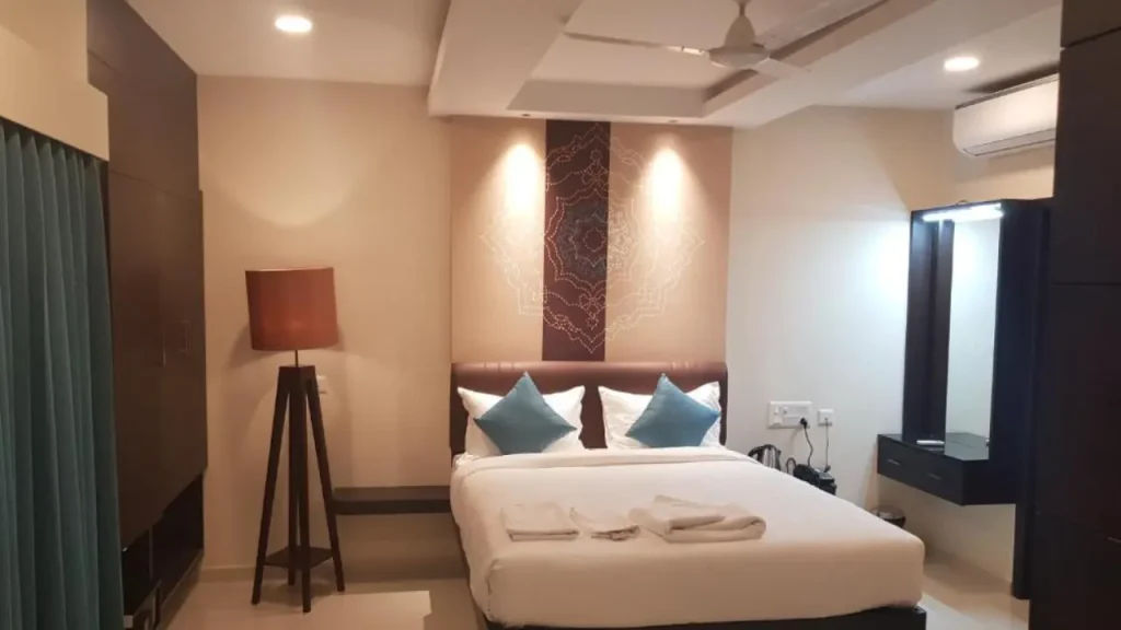 A shot of the interiors of Superior Double Room at The Bull, one of the best budget boutique hotels in Pondicherry.