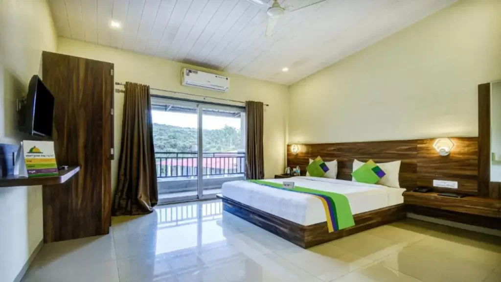 A shot of standard room of Treebo JP Cottage, one of the budget hotels in Mahabaleshwar near Lingmala waterfall.