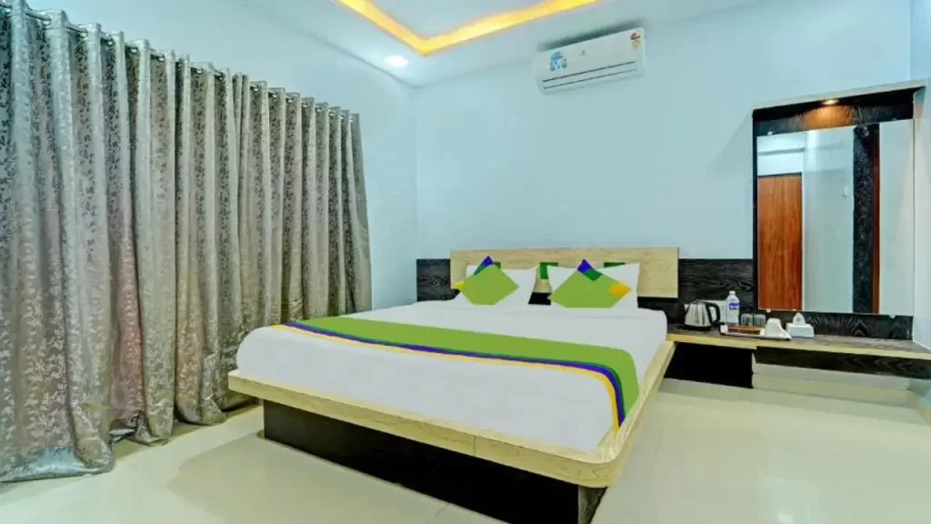 A standard oom of Treebo Kuber Palace in Mahabaleshwar with swimming pool amenities.