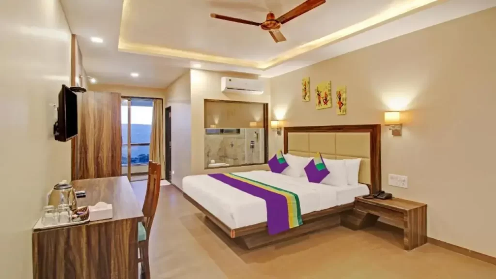 A standard room of Treebo Suyogg Mountain Retreat in Mahabaleshwar one of the best affordable hotels near Lingmala waterfall.