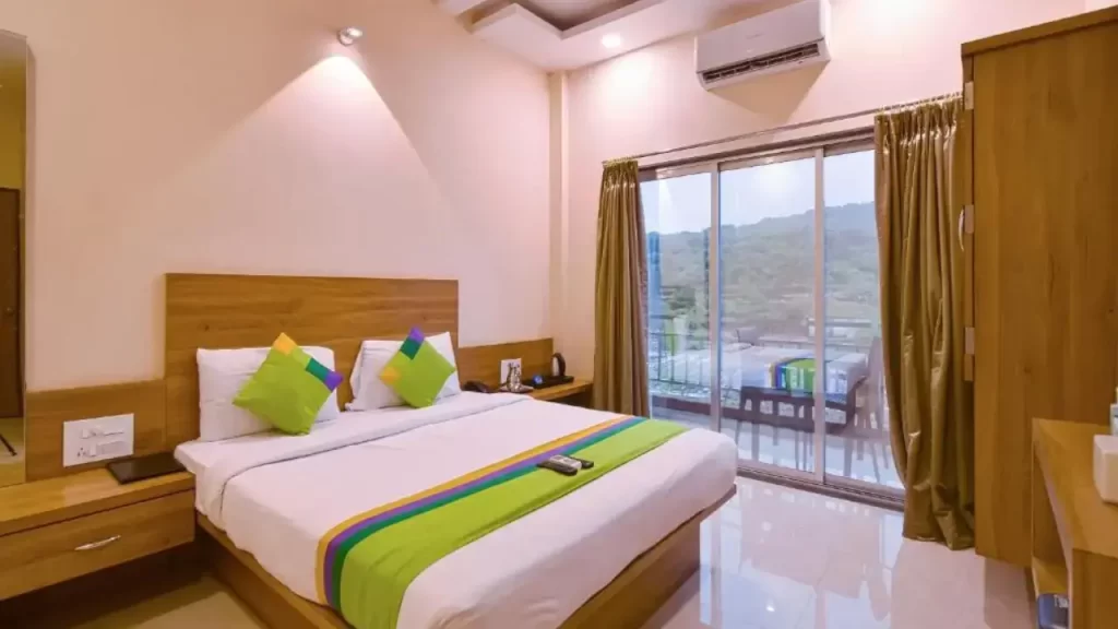 A standard room at the Treebo Winter Town, one of the budget hotels in mahabaleshwar near Venna Lake.